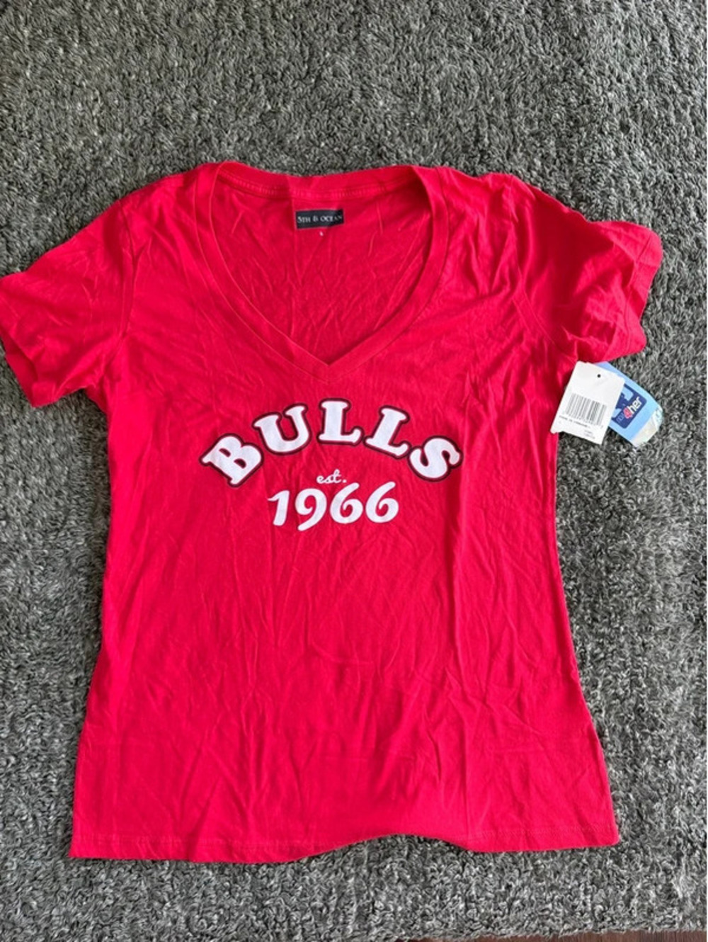 5th & Ocean Chicago Bulls Red V-Neck T-Shirt Large